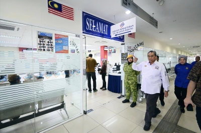 Chief Secretary calls for service upgrades at UTC Kuantan after surprise visit (VIDEO)