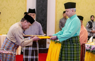 Sultan Nazrin receives RM3.06m in business zakat for Perak Islamic Council