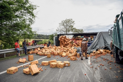 Highway havoc: Tomato truck tumble leaves PLUS highway in a saucy mess