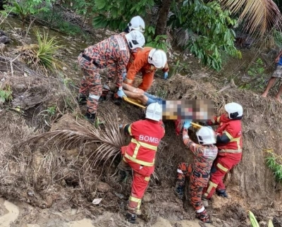 Farmer killed in Sri Aman after motorcycle strikes traffic cone, plunges into ditch and is pinned under vehicle