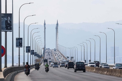 Search ongoing for man who fell off Penang Bridge, CCTV captures early morning incident