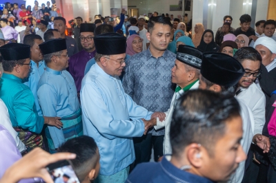 Over 10,000 gather to break fast with PM Anwar in Putrajaya