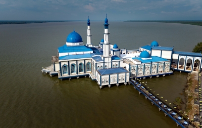 Sultan Nazrin officiates floating Masjid Tuminah Hamidi, accommodates 5,000 worshippers