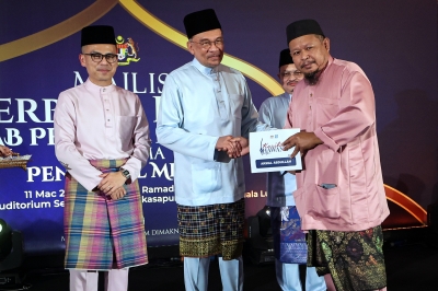 PM Anwar presents Tabung Kasih@Hawana aid to 10 media veterans