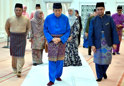 Selangor Sultan breaks fast with UiTM staff and students