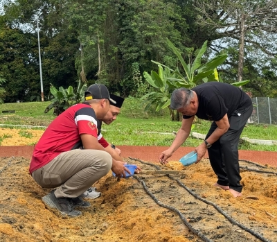 Minister digs in: Mohamad Sabu grows onions at official residence