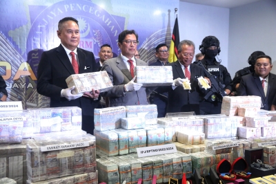 Ismail Sabri finally at MACC for questioning over RM177m loot seizure (VIDEO)