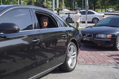 Ismail Sabri gets to leave MACC HQ, questioning to resume tomorrow