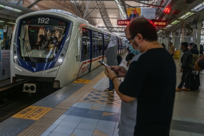 Rapid Rail says incident at Abdullah Hukum LRT station due to electrical fault (VIDEO)