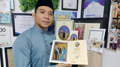 ‘Kad Raya’ to royals: The Malaysians keeping the greeting card tradition alive, one post at a time