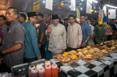 Ramadan bazaar buzz in Kamunting: PM Anwar’s visit draws crowds and boosts sales