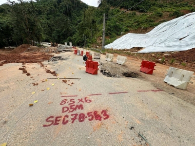 Second sinkhole emerges on Jalan Gua Musang-Lojing, road fully closed