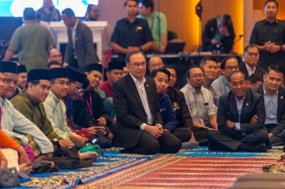 Anwar congratulates DAP’s newly appointed CEC, tells them to ‘keep working’