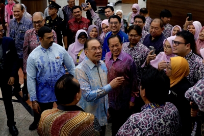 PM Anwar announces RM500 Aidilfitri financial assistance for civil servants, retirees to receive RM250